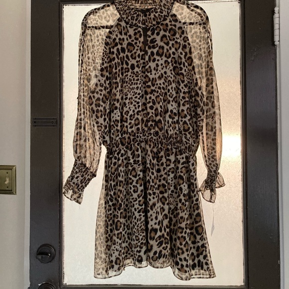 Leticia71's tweet photo. So good I had to share! Check out all the items I'm loving on @Poshmarkapp #poshmark #fashion #style #shopmycloset #rachelrachelroy #agolde #ugg: https://t.co/orAjqCcIXq https://t.co/cUKGNnPRl2