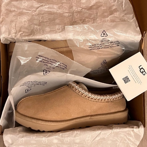 Leticia71's tweet photo. So good I had to share! Check out all the items I'm loving on @Poshmarkapp #poshmark #fashion #style #shopmycloset #rachelrachelroy #agolde #ugg: https://t.co/orAjqCcIXq https://t.co/cUKGNnPRl2