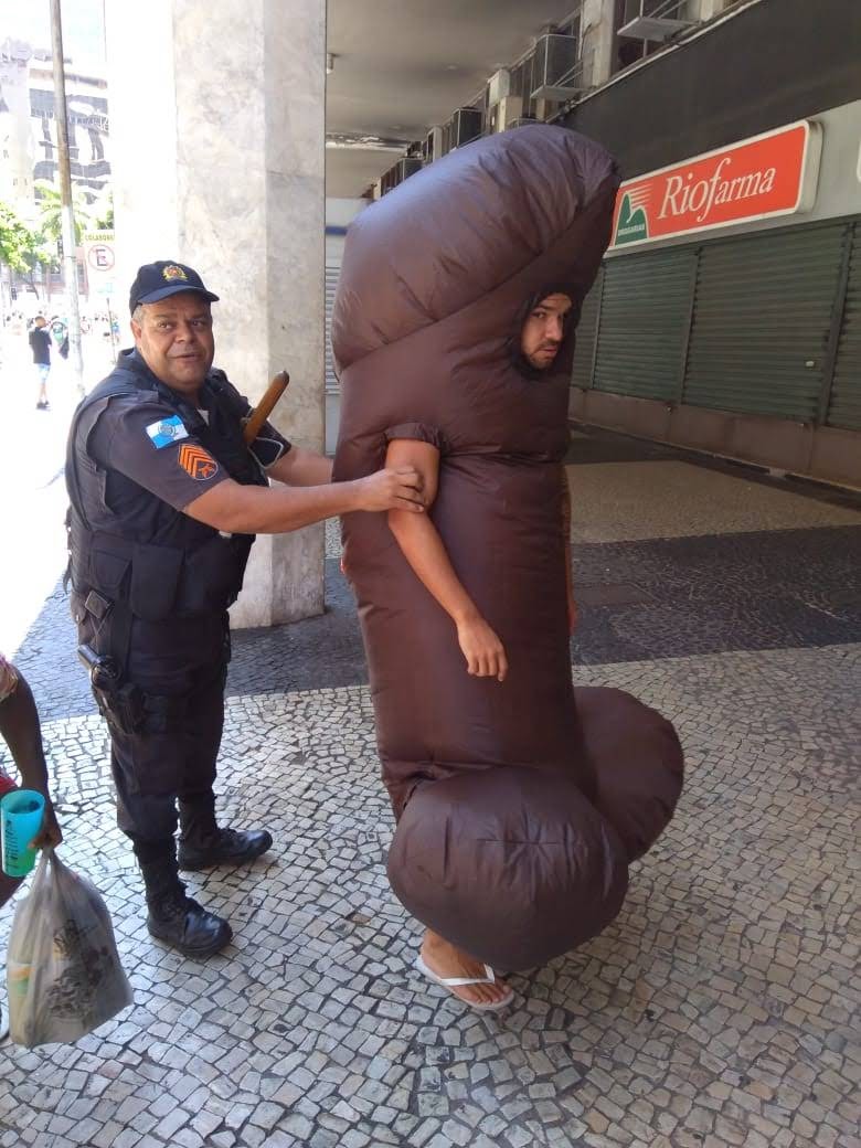 lazarorosa25's tweet photo. Homem fantasiado de "rola" foi abordado por atitude suspeita no Centro da Cidade. So no Rio mesmo 🤣 https://t.co/vfzGSyEenv