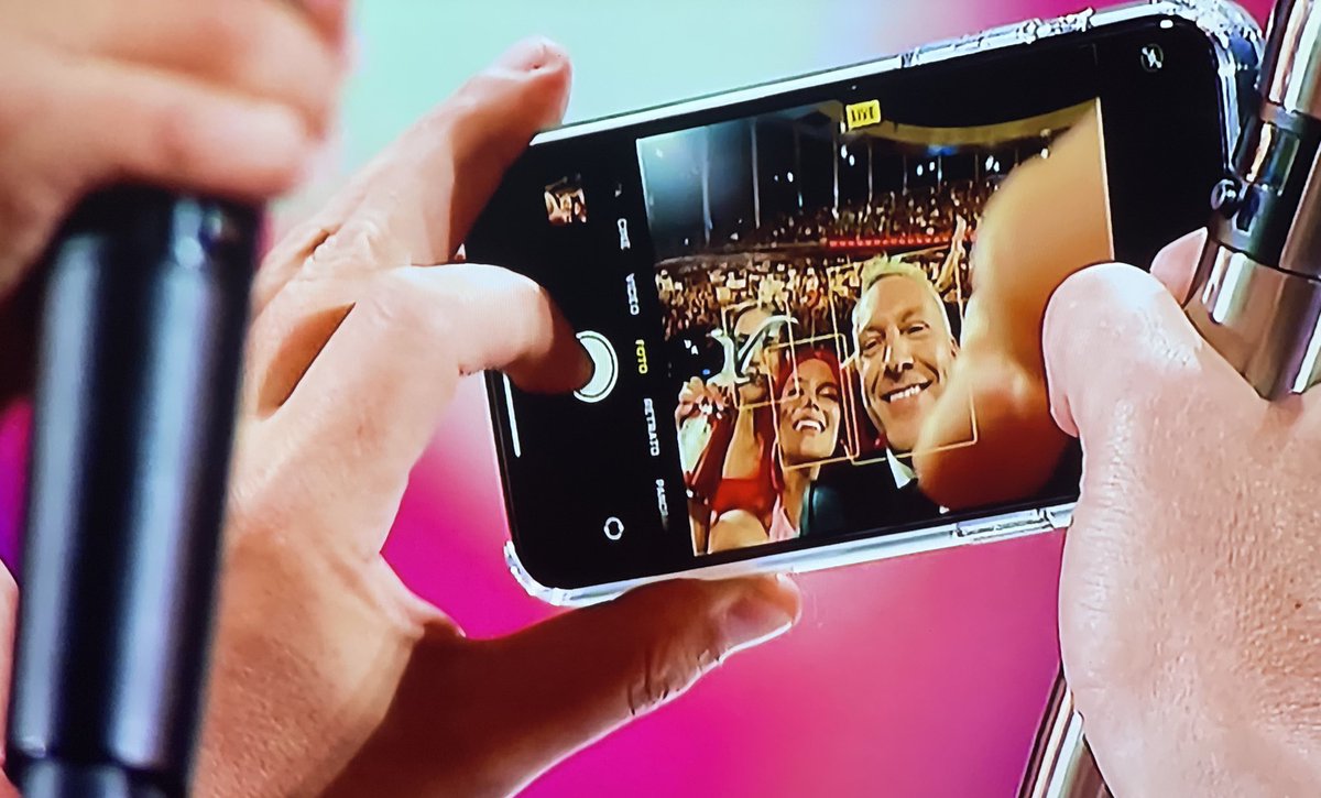 edu_castillo's tweet image. Mi papá sacando una selfie… #Viña2023