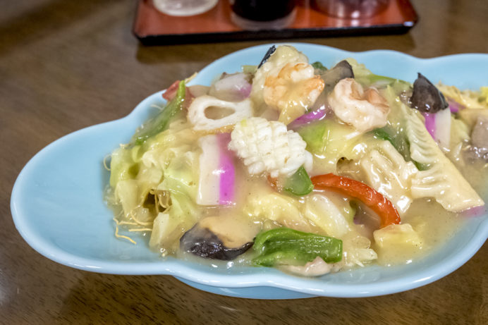 RnIl0GmXaS4l1dP's tweet photo. ＼〈TOKIOが来た〉じゅん食堂／

長崎市立山の「ちゃんぽんの名店」。TOKIOさんが来店したことでも有名。

舌を包み込む鶏ガラの濃厚さと、上品な余韻を残して消えていく海鮮エキスが融合するちゃんぽんスープが絶品！

メニュー表、雰囲気、食レポ🔽
【https://t.co/jOwWp8ee8v】
#TOKIO #じゅん食堂 https://t.co/KGffyTgIIw