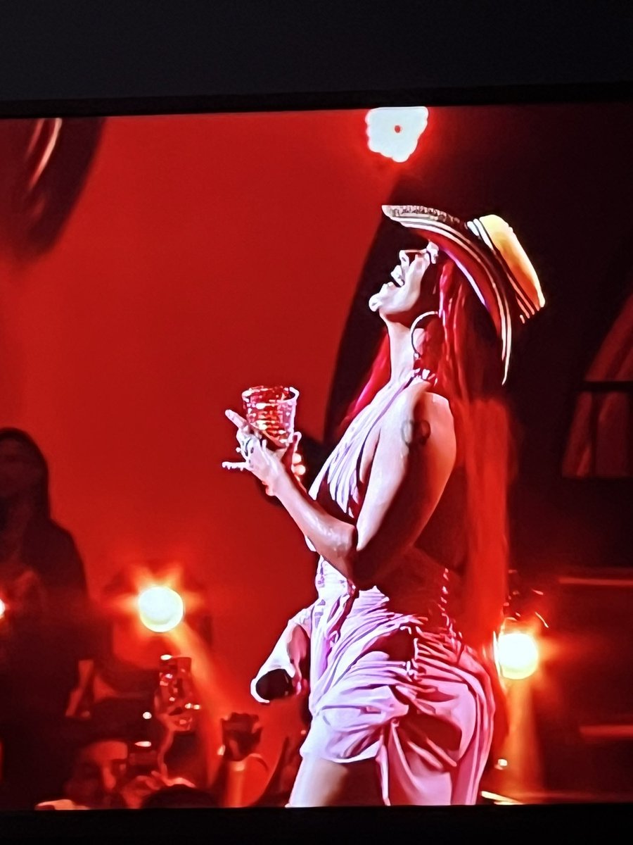 pautorrescol's tweet photo. Que noche la de mi @karolg #VinadelMar2023 como lo disfrute! Medallo Colombia in the house! https://t.co/jIWqY0AU25