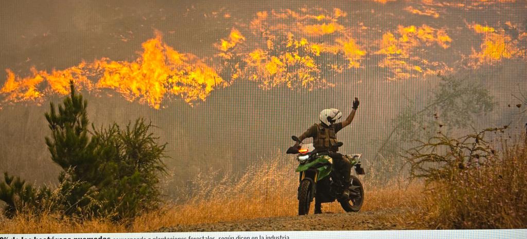 Naveganteciego's tweet photo. Quiero destacar la acertada foto del Mercurio, que en una imagen muestra el coraje y la entrega solidaria de nuestros @Carabdechile, siempre presentes en la adversidad y ayuda al prójimo...MUCHAS GRACIAS!! https://t.co/W77ZG2qGyF
