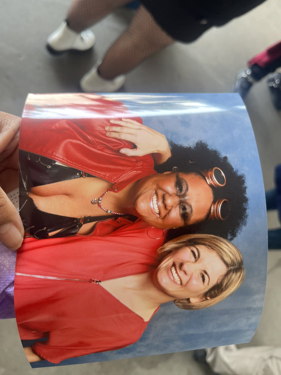 Fun day wrapping <a href="/gallifreyone/">Gallifrey One</a> hanging with The Doctor and amazing Punk Companions.#gally1 #cosplay #doctorwho #jodiewhittaker #sacgeeks