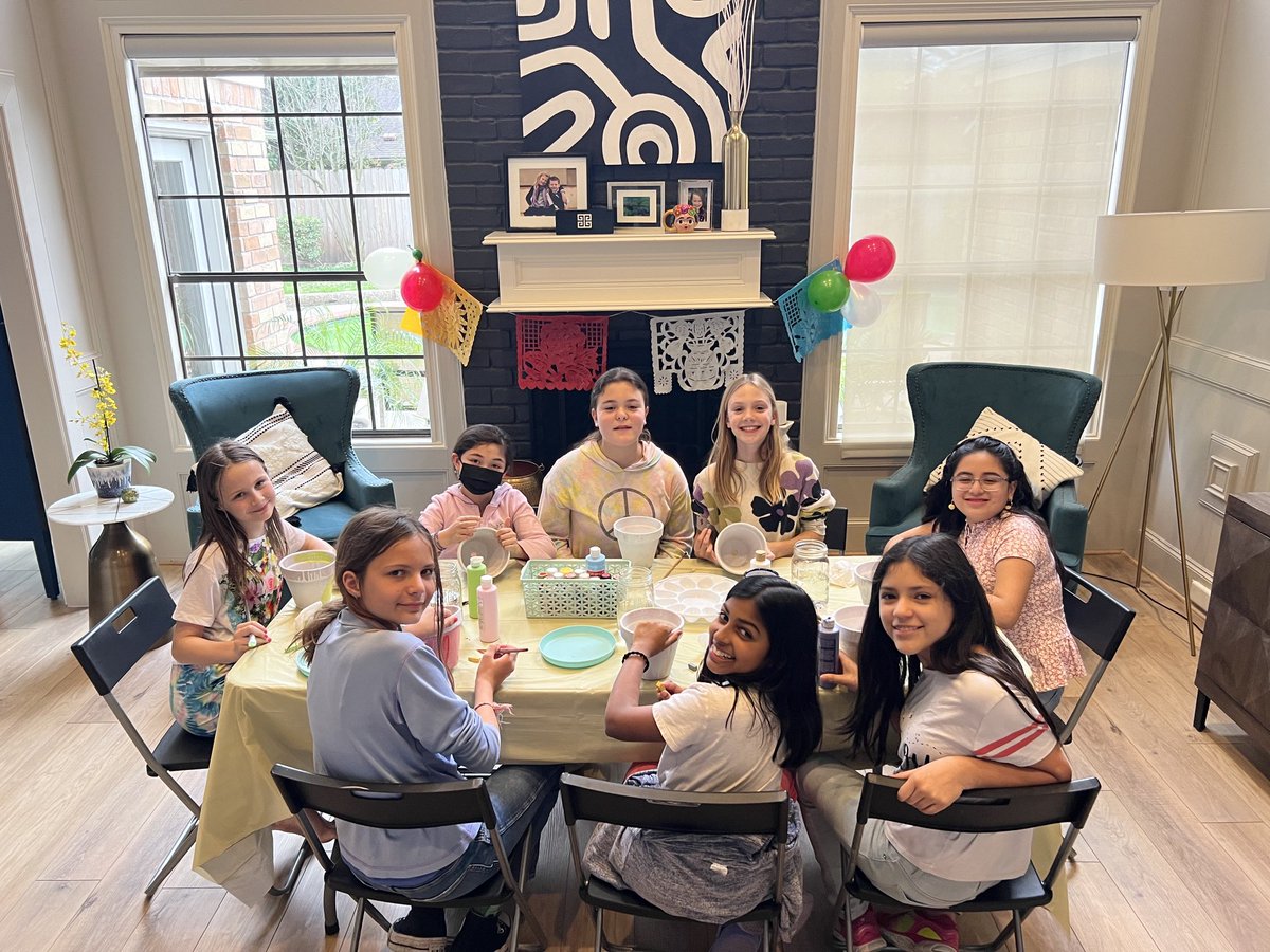 ROEArt1's tweet photo. I had a great time hosting the Frida Kahlo Great Gathering this weekend. Such a great group of girls!! ⁦@ROEworld⁩ ⁦@BrettGallini⁩ https://t.co/pDmifqbRr1