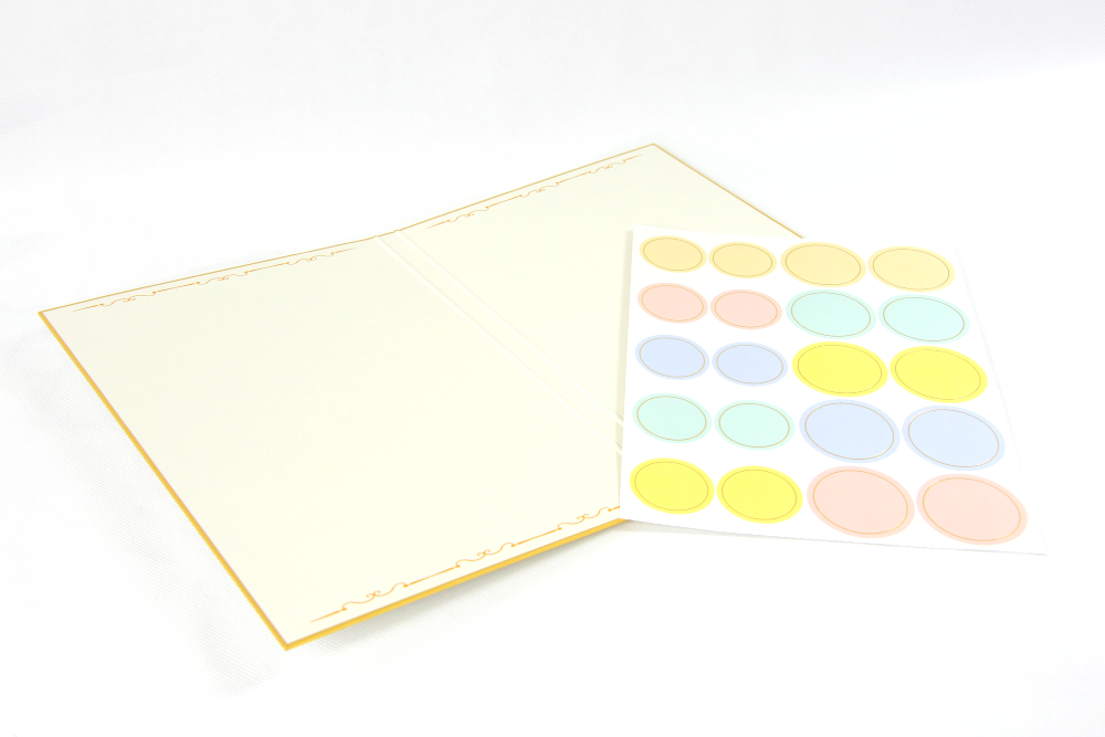 もうすぐ卒業シーズン🌸に向けて、寄せ書き色紙はいかがでしょうか？当寄せ書き色紙はブックカバー付きなので、本棚にも収納しやすく、保管にも思いを込めました。メッセージシールはミシン目に沿ってそれぞれ切り離しができ、各人に渡しておくことで色紙を回し書きする手間も省けます😉