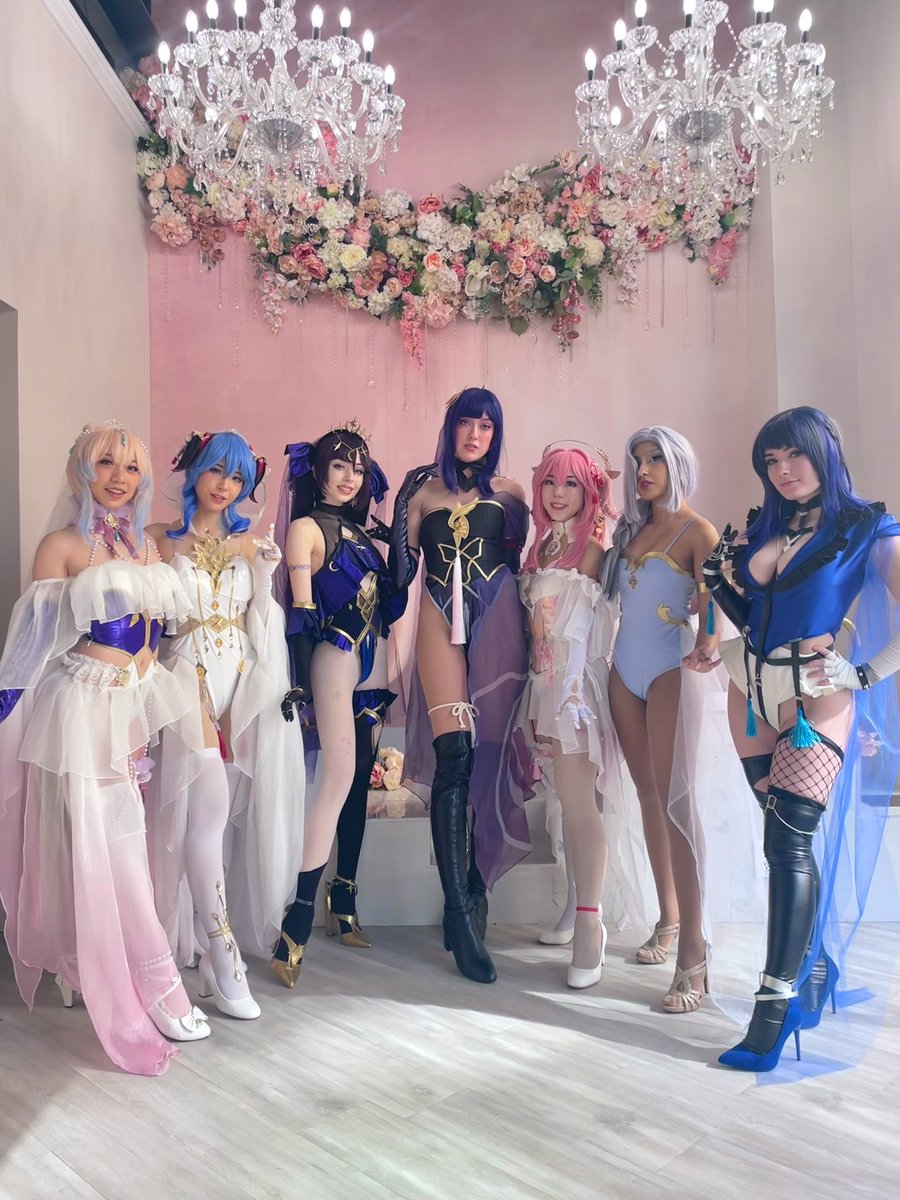 AnaelicCosplay's tweet photo. Surrounded by beautiful genshin ladies, my dream 🥹💗 https://t.co/4B24sHiuA6