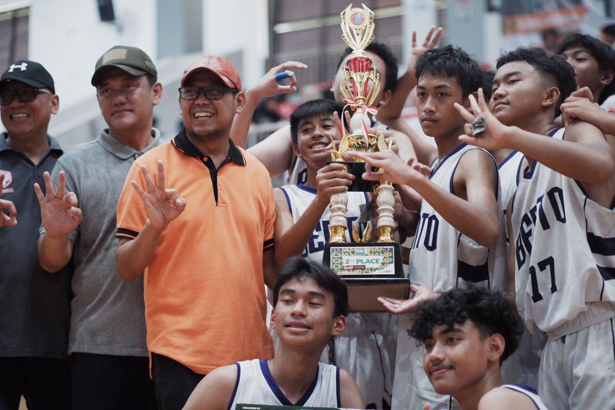 ImamBHartono's tweet photo. Saya menutup turnamen Depok Student Basketball League (DSBL) tahun 2023 di GOR Kota Depok. Dan saya juga mengajak para peserta yang merupakan pelajar SMP dan SMA untuk terus berlatih dan mengukir prestasi di bidang olahraga basket.

#basketball #basket #dsbl https://t.co/IufNv6nWMx