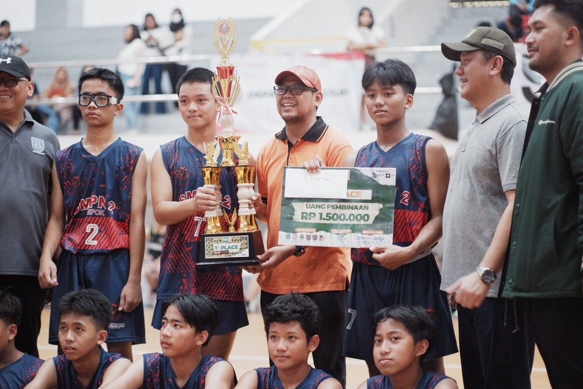 ImamBHartono's tweet photo. Saya menutup turnamen Depok Student Basketball League (DSBL) tahun 2023 di GOR Kota Depok. Dan saya juga mengajak para peserta yang merupakan pelajar SMP dan SMA untuk terus berlatih dan mengukir prestasi di bidang olahraga basket.

#basketball #basket #dsbl https://t.co/IufNv6nWMx