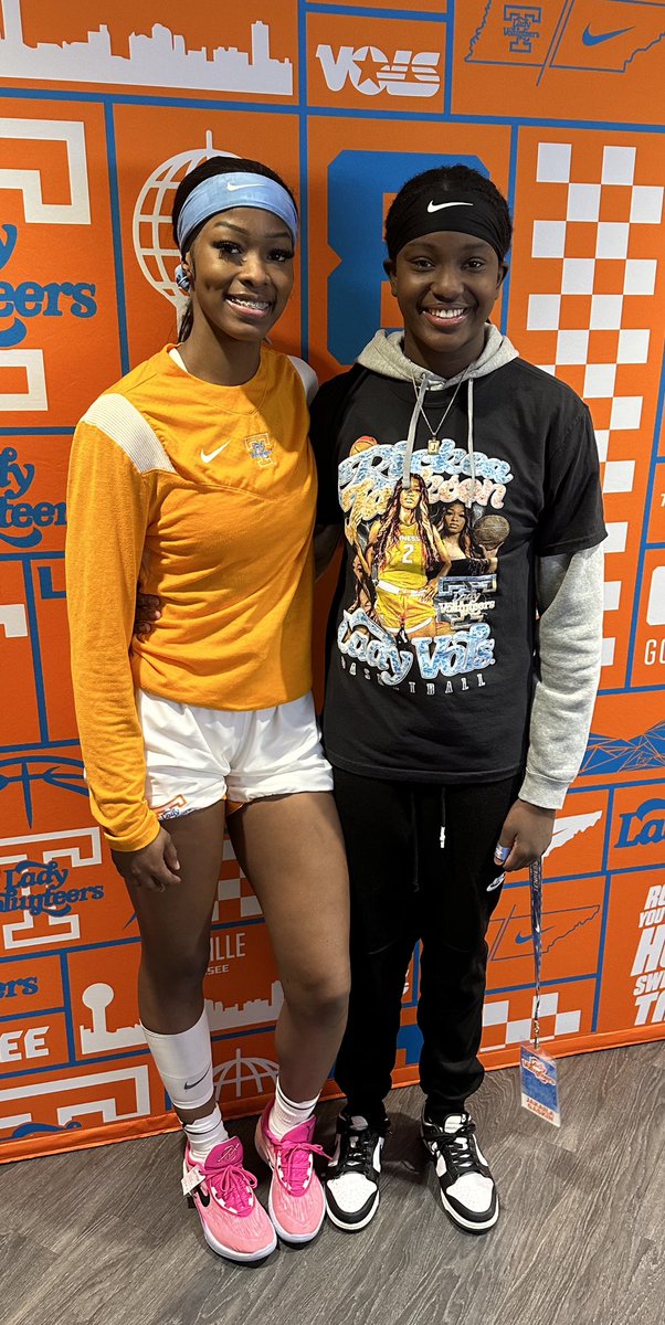 I had the pleasure to meet <a href="/iamthathooper/">RJ👑</a> . Top 10 WNBA prospects. I had my note pad out. When the game got tight she took over with awesome post fade a way moves !! Big time 💪🏾. I had the time of my Life. LadyVols are winning right now !! Go Vols 🙌🏾 Thank you Rickea Jackson !