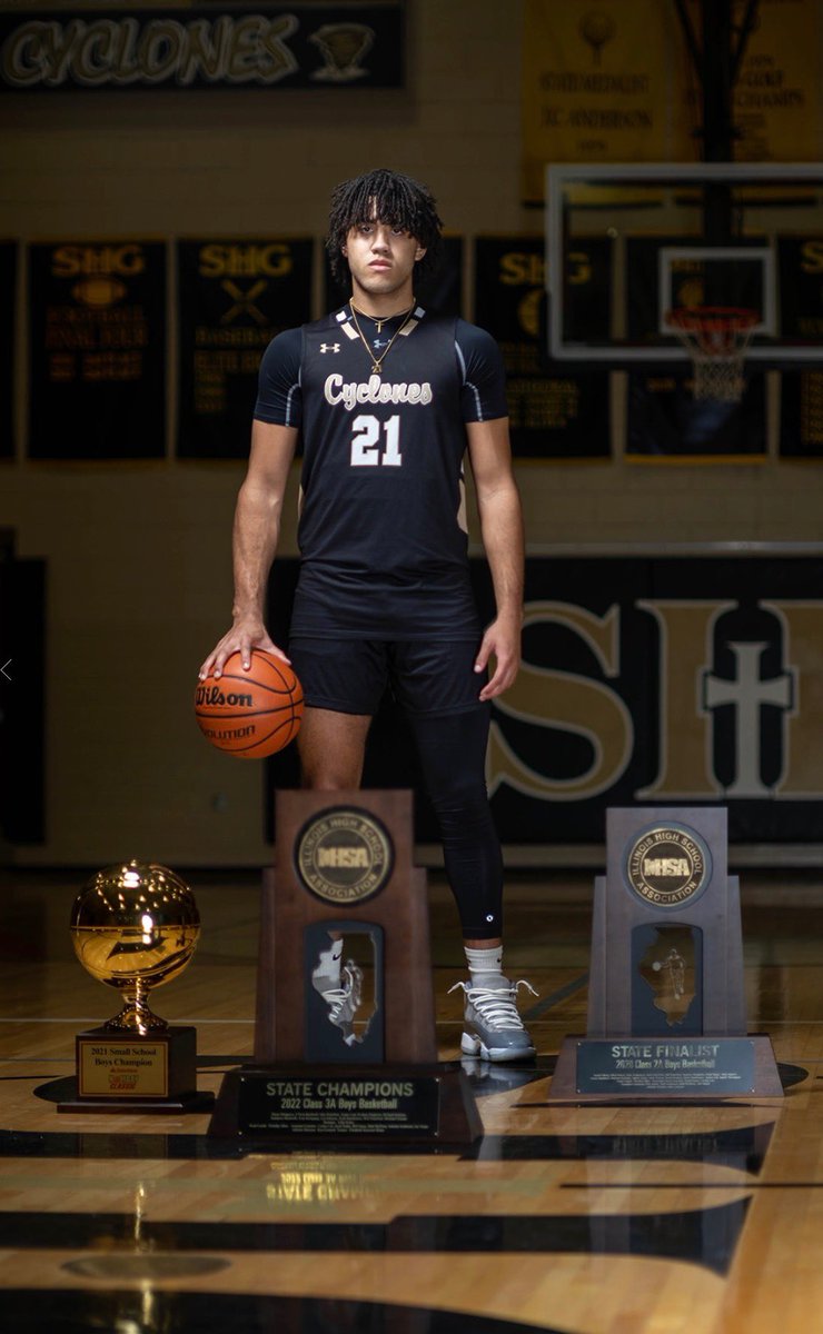 b2hawk's tweet photo. The Hawk @ZackHawkinson21  went out flying for his last home game in The Belz Gymnasium… 

So many great memories made on this SHG court over the past 4 years. 

🏀•🌪•🖤 •💛 •✝️ •💛 •🖤•🌪•🏀

📸: @AlixSheree  @ShgYearbook &amp; Irin French 

#classof2023🏀

#ZackAttack https://t.co/NtpqHMQwbL
