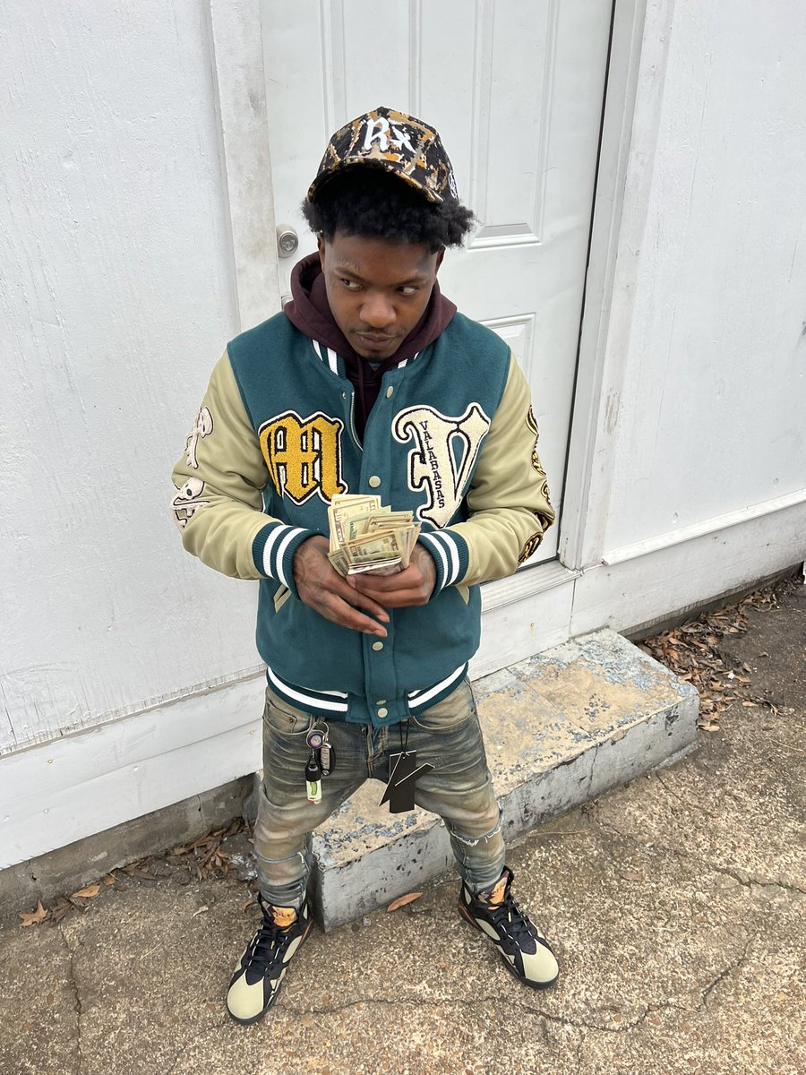 wholelottajr's tweet image. Trapping everyday like the rent due 🏚️why you calling what’s the issue📲 B4 I go broke I’ll sell shihtzu’s
#freedagang #lldagang