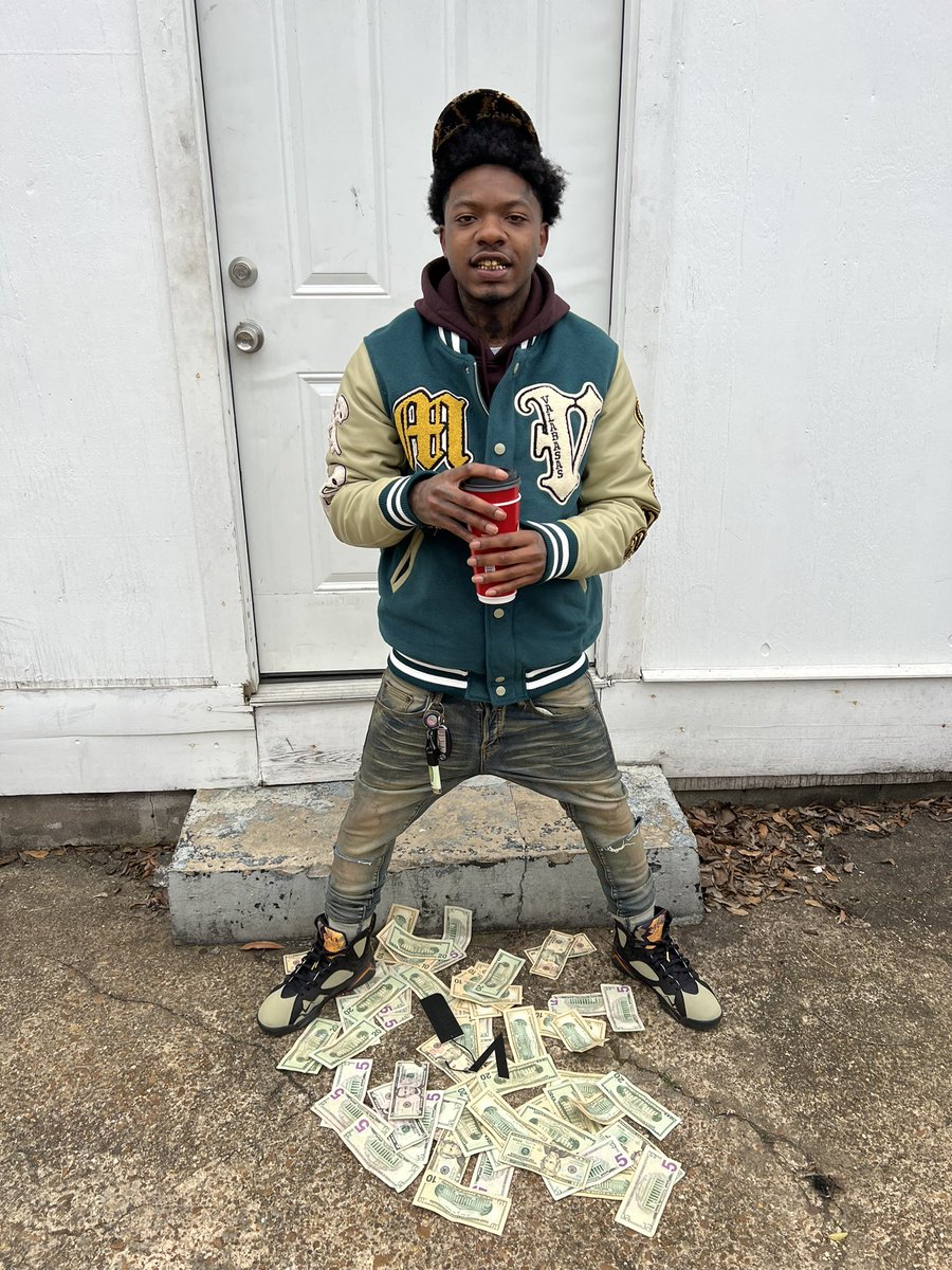 wholelottajr's tweet image. Trapping everyday like the rent due 🏚️why you calling what’s the issue📲 B4 I go broke I’ll sell shihtzu’s
#freedagang #lldagang
