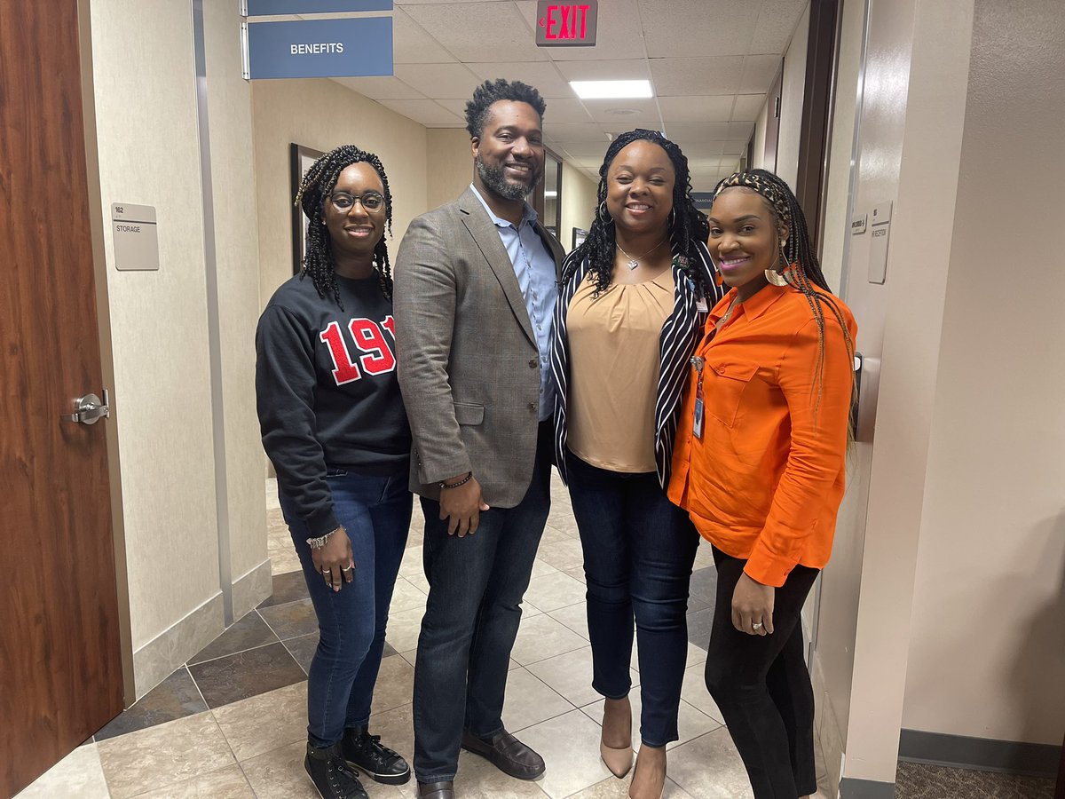 evo_newso's tweet photo. This is what an impromptu #LeadSpring mini meetup in the hallway looks like ππ€£@Tameka528 @DeeoneMck1 @VealsAngela #RelationshipsMatter #Genuine β€οΈ https://t.co/e4yMZsKRGg