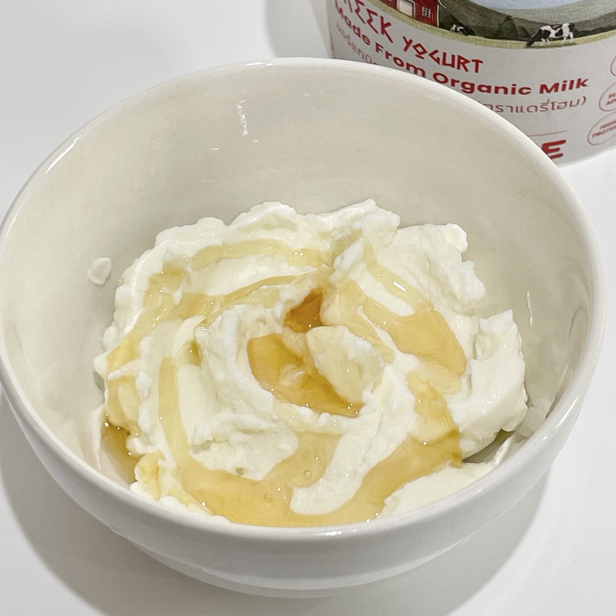 sfkkfs_'s tweet photo. มีแต่คนกินกรีกโยเกิร์ตเต็มไปหมด ขอรีวิวของ Dairy Home อร่อยมากกก ไม่เปรี้ยวเกิน เนื้อแน่น กินกับน้ำผึ้งโคตรดี เอามาปาดใส่ขนมปังก็เริ่ด ขึ้นชื่อแดรี่โฮมจะอร่อยทุกอย่างไม่ได้นะ 5555 มีประโยชน์ด้วยเด้อ 🥣🥛 https://t.co/XRnTyzBqxi