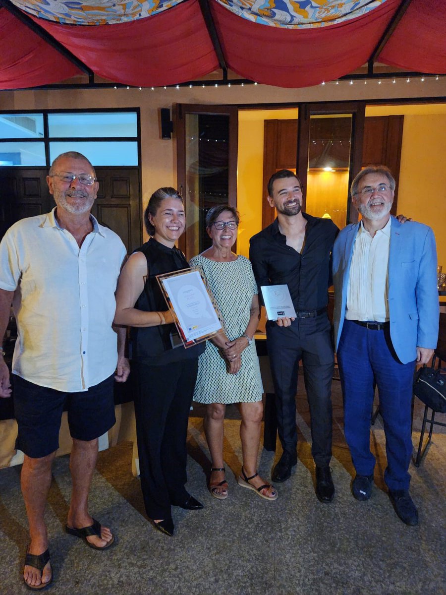 El pasado sábado, el Consejero Comercial de España en Tailandia entregó la certificación de #RestaurantsfromSpain al restaurante Little Spain, primer establecimiento acreditado de Hua Hin. ¡Enhorabuena! 🍴

La gastronomía española sigue triunfando en Tailandia 🌏🇹🇭