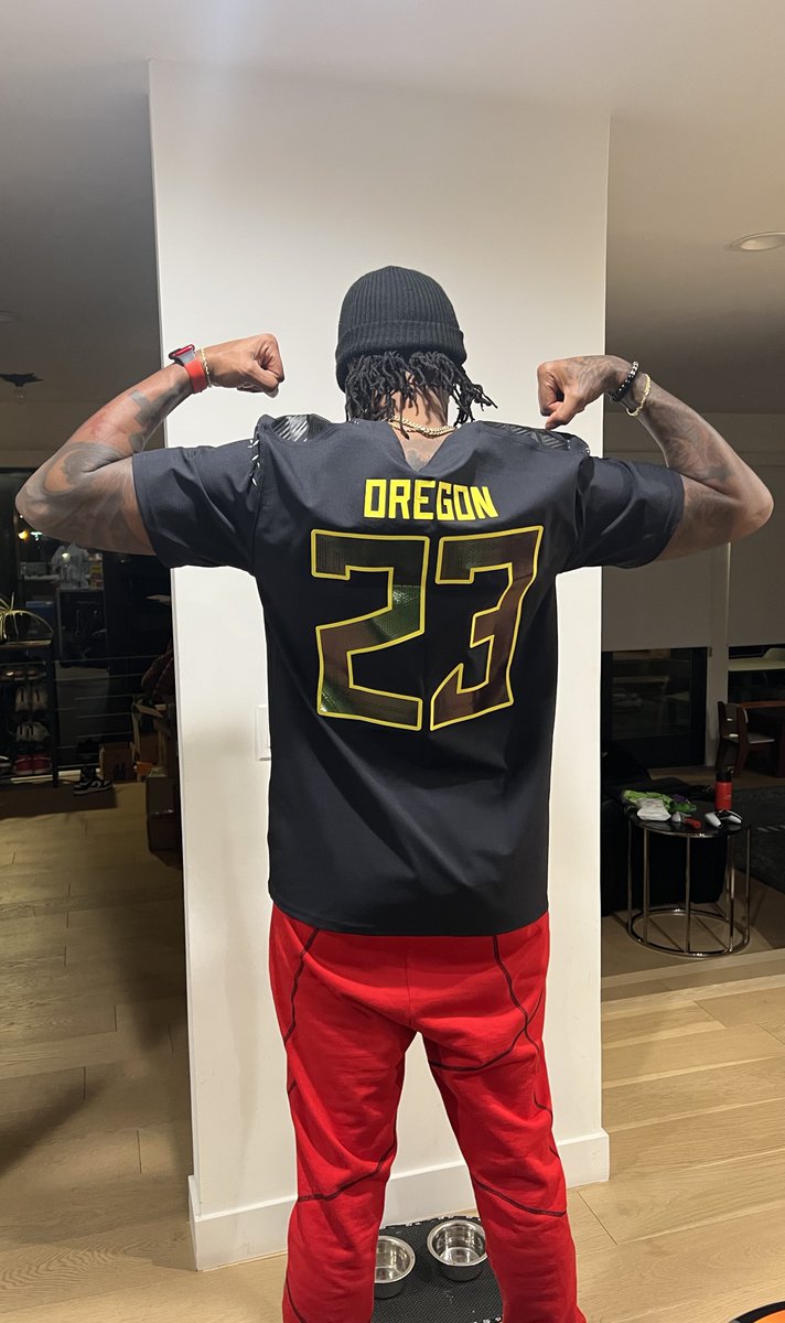 Shoutout to <a href="/RTFKT/">RTFKT</a> for delivering this <a href="/Nike/">Nike</a> <a href="/oregonfootball/">Oregon Football</a> &amp; <a href="/ducksofafeather/">DOAF</a> HEAT! I had a legendary time with the homies from <a href="/CloneXUtah/">CloneXUtah</a> for the NBA All-star weekend and this was the perfect way to end it. 🙏🏾