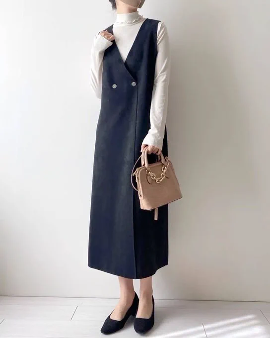 【ZARA新作】体がすらっと見えて嬉しい〜!美シルエットの「楽ちんワンピ」高級感たっぷりで素敵すぎる!の「フェイクスエード ジャンパースカート」は、高級感たっぷりのデザイン。手持ちのトップスと重ねるだけでトレンドコーデが完成する優れものです! 