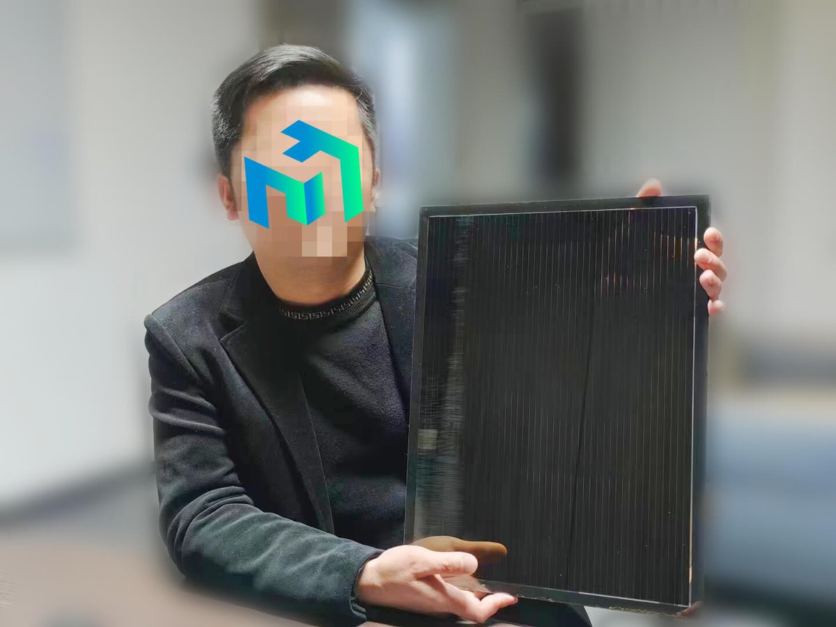 MallsolarCorp's tweet photo. Mallsolar research and development center successfully produce a 30*40cm2 perovskite solar panel for the first time!!!🥳🥳🥳
Getting mass production next step!! 

#camping #offgridliving #solar #solarpower #solarpanels #portablepowerstation #perovskite https://t.co/SXdnQzjZJe