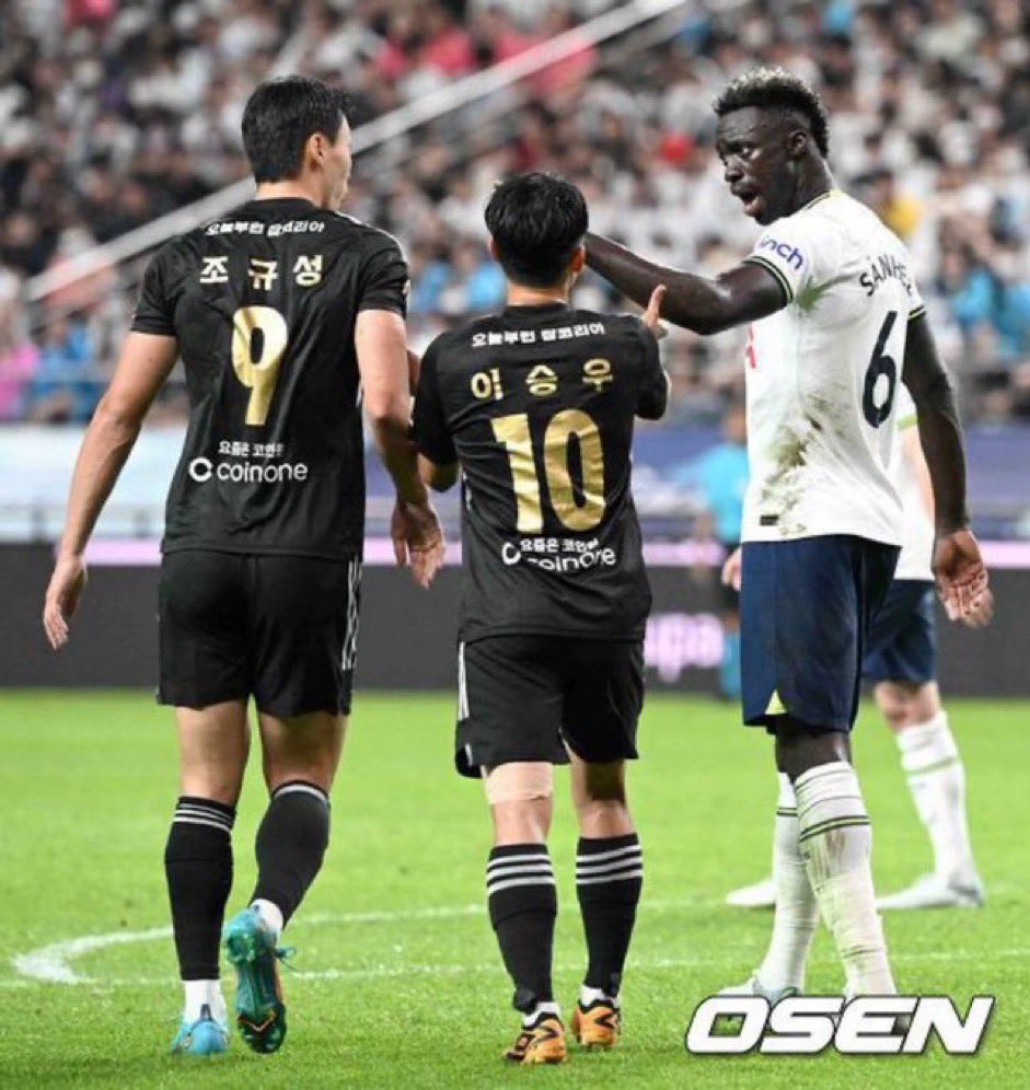 GSORBN's tweet photo. 조규성 이승우 조합이 진심 너무 좋음
98동갑에
등치는 조규성이 훨 더 큰데
둘이 만나면 이승우가 형 같음 https://t.co/zarAOoRmrQ