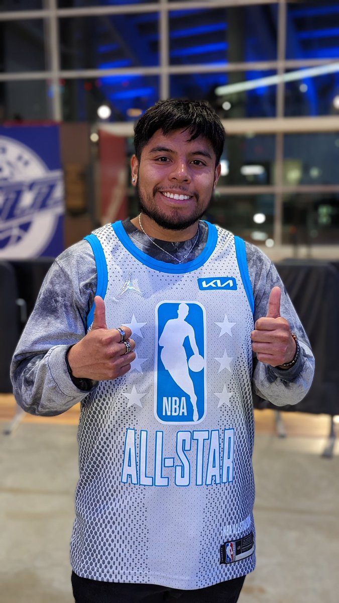 CandidTechTV's tweet photo. Got the help of some willing fans to take some portrait photos on the @GooglePixel_US Pixel 7 Pro. Happy All-Star Weekend!
📸 @H2TechVideos @GregglesTV
#TeamPixel #AllStarWeekend #NBA    #GiftFromGoogle #ShotOnPixel #PixelPostUpChallenge https://t.co/JngoRiKlMW