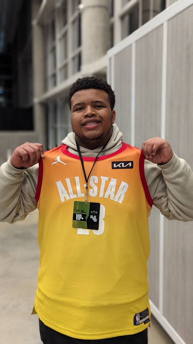 CandidTechTV's tweet photo. Got the help of some willing fans to take some portrait photos on the @GooglePixel_US Pixel 7 Pro. Happy All-Star Weekend!
📸 @H2TechVideos @GregglesTV
#TeamPixel #AllStarWeekend #NBA    #GiftFromGoogle #ShotOnPixel #PixelPostUpChallenge https://t.co/JngoRiKlMW