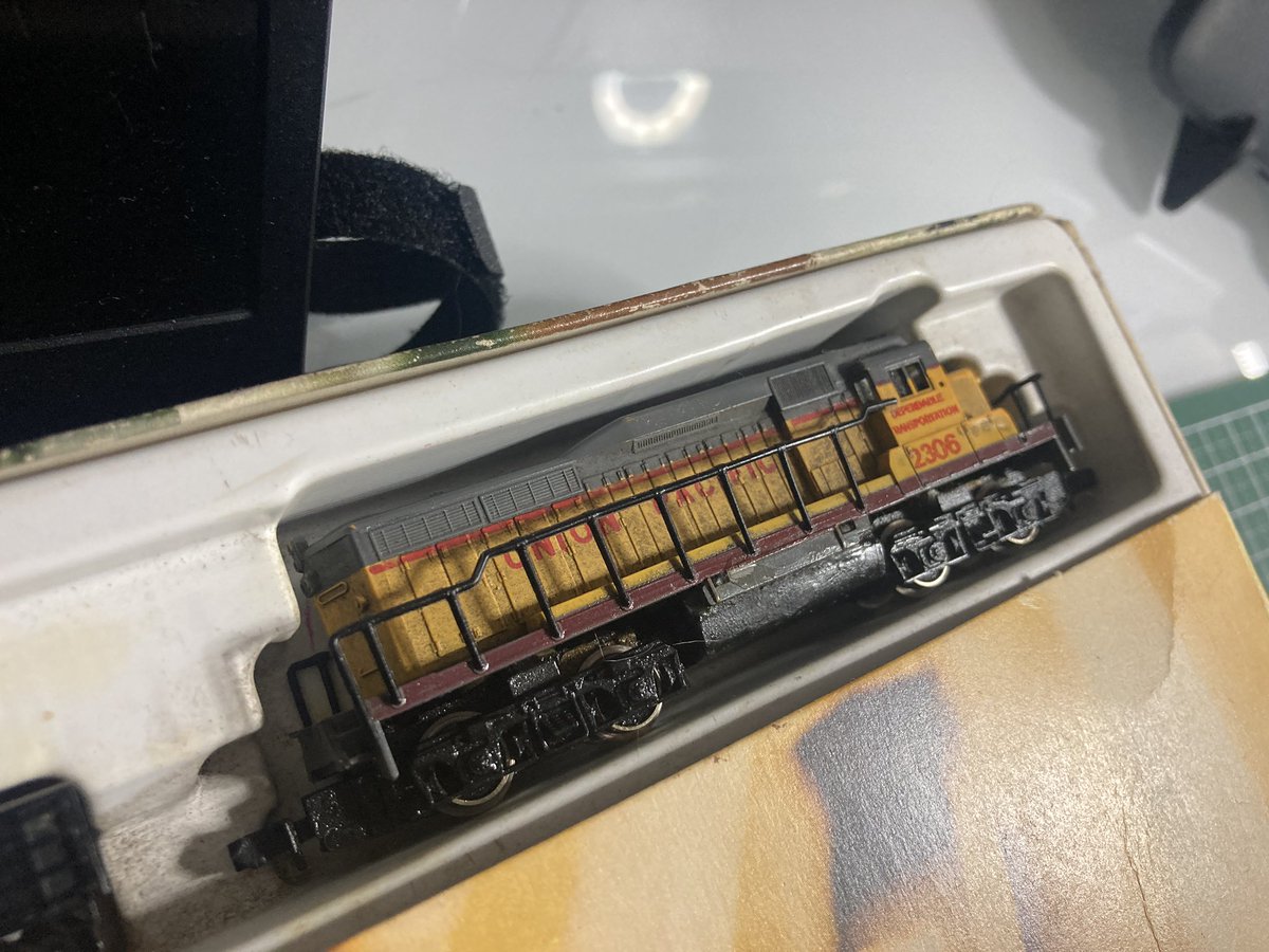 bitorquesta's tweet photo. 😆 Zaz!… bienvenido al mundo de los hobbies de la perdición… así fue la cara de expresión de mi Capitana cuando lo compré… sin duda aprenderé cosas nuevas además de pensar donde y cómo le haré su maqueta. #Nscale #Revell #trains #scaletrain https://t.co/7878m8GlZD