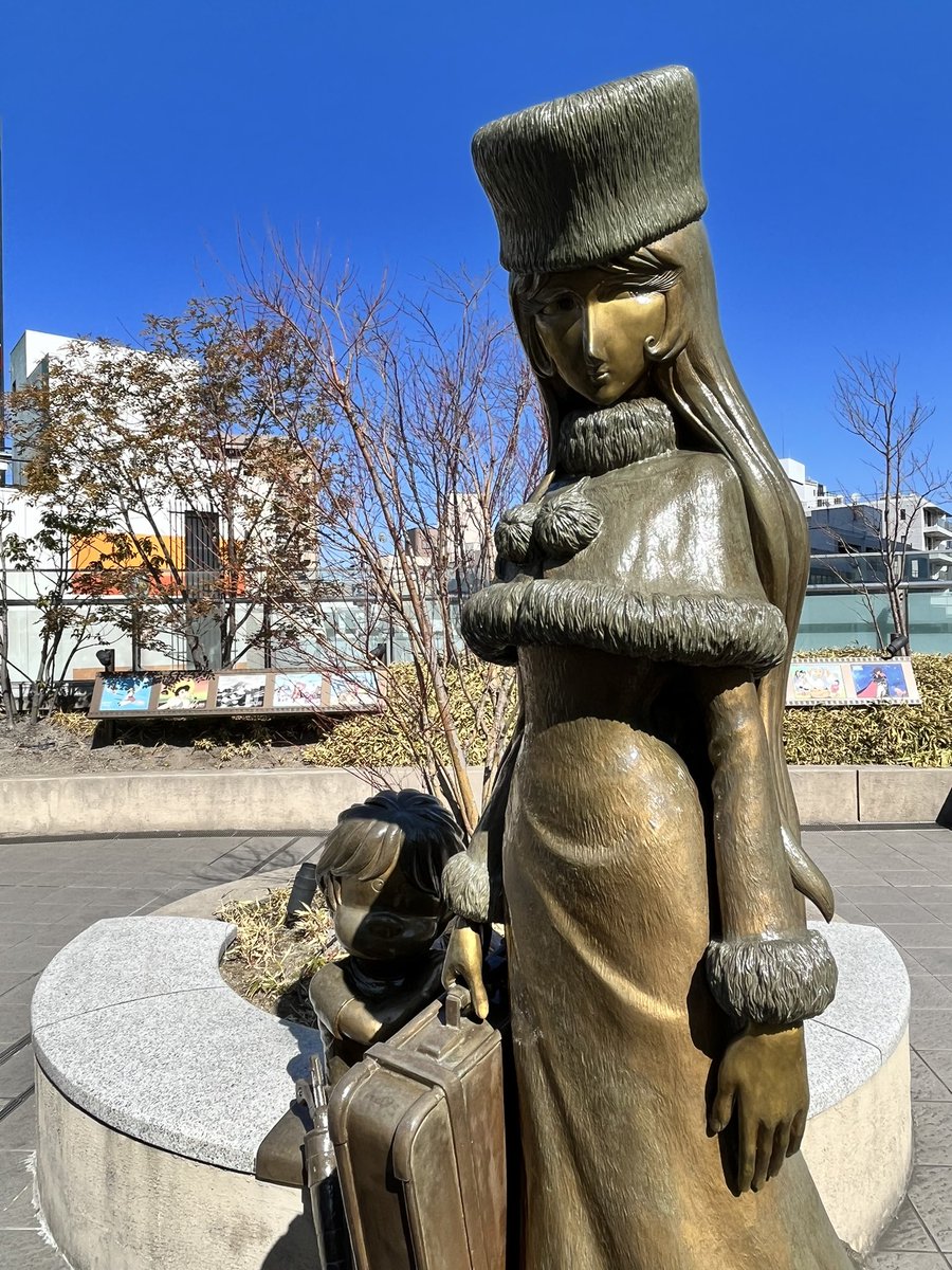 yumeetell's tweet photo. 松本零士先生が旅立たれました。

駅にいる
メーテルと鉄郎の足元に
先生のサインと
鉄郎のセリフの抜粋が刻まれています。

わかるのに
忘れがちな
大事な事が書かれていました。

松本先生
ありがとうございます。
次の
遠く時の輪の接する処で
改めて
ご挨拶させて下さいね https://t.co/8mKXzMoSoM