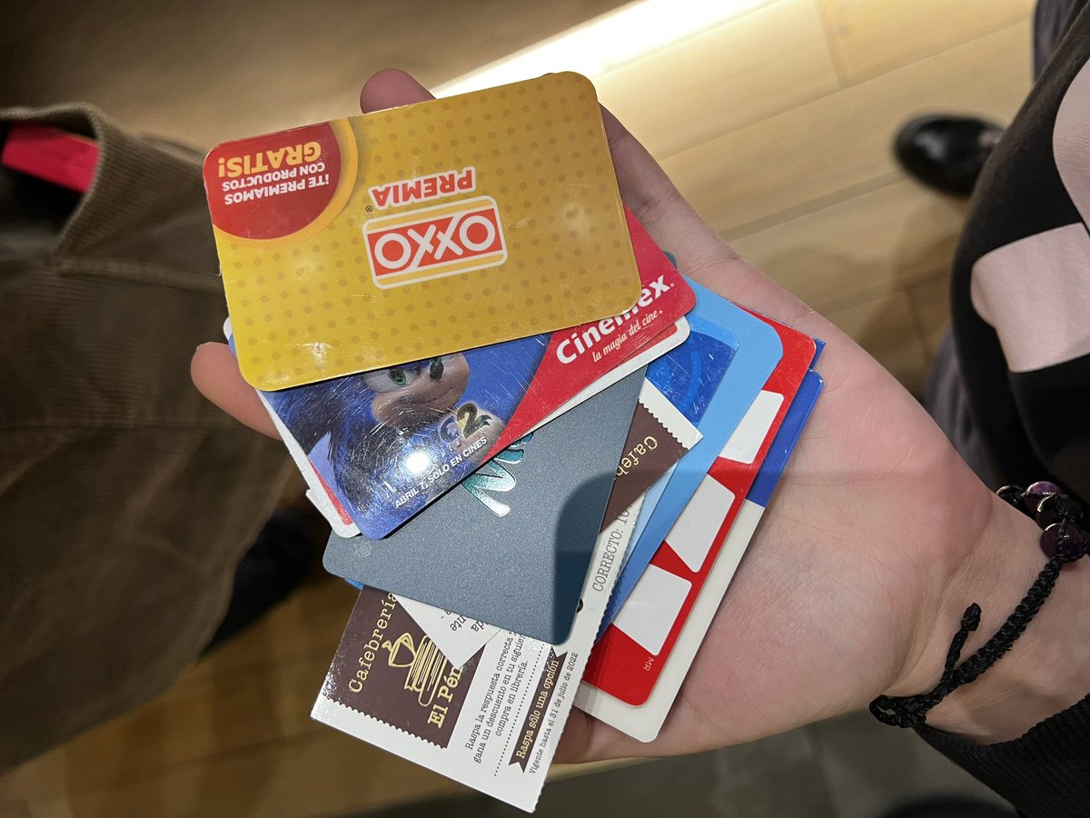 JURASSICBOX1's tweet photo. Serían Citlaly teniendo todas estas tarjetas? 😂😂😂 https://t.co/2R72WuQ1ti
