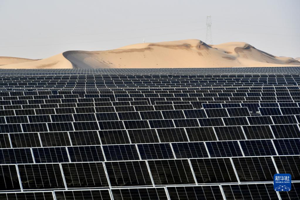 PDChina's tweet image. Green power up in the desert: With an installed capacity of 15 mln kW, a PV demonstration zone in Wuwei, NW China&apos;s Gansu, is set to generate over 26 bln kWh of electricity, cut about 29 mln tonnes of CO2 emissions and save 8 mln tonnes of standard coal per year upon completion.