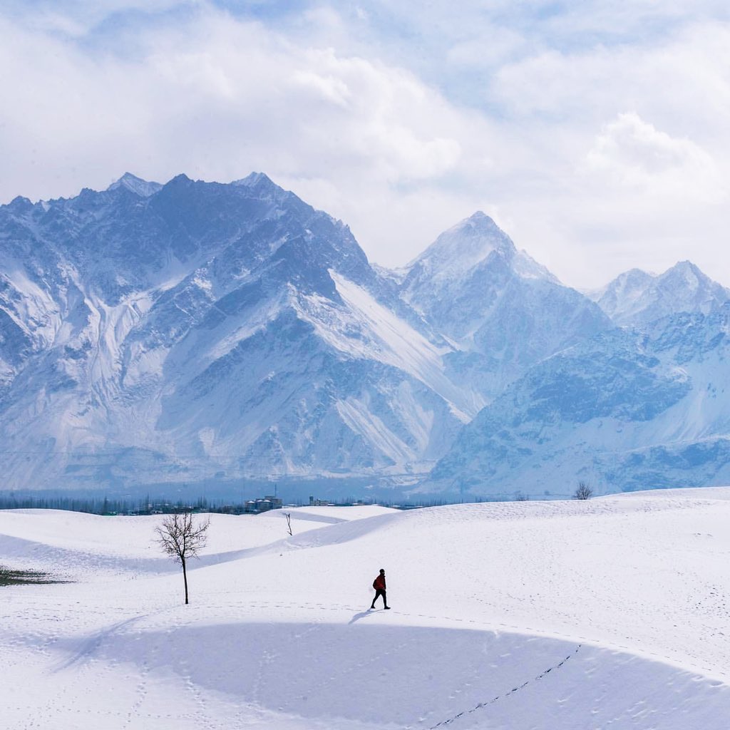 Aesthetically pleasing view of the snowfall in Skardu's cold desert.

📷 @emtiaazhussain 

#WinterWonderlandGB