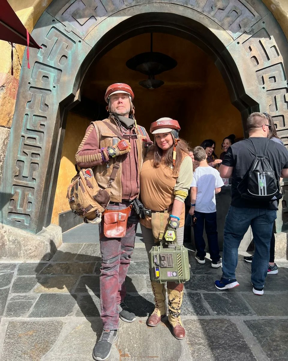 KRYSTEECLARK's tweet photo. A successful mission thru wild space..
Batuu 🤎👩‍🚀🤎

#Batuuttitude #galaxysedge #Scoundrel #Wehavedroidsforthat #DIYVIP https://t.co/hYtqoIs8Rx