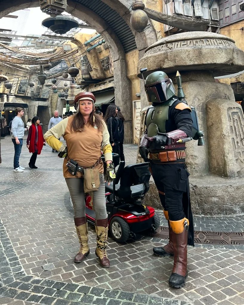 KRYSTEECLARK's tweet photo. A successful mission thru wild space..
Batuu 🤎👩‍🚀🤎

#Batuuttitude #galaxysedge #Scoundrel #Wehavedroidsforthat #DIYVIP https://t.co/hYtqoIs8Rx
