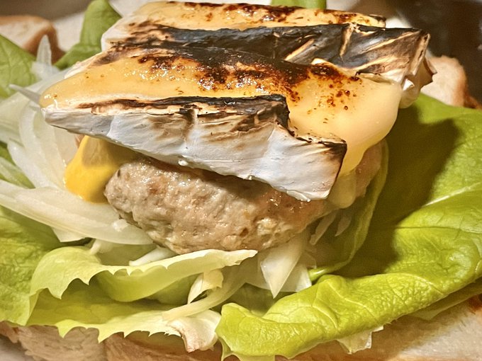 豚肉ハンバーグチーズメルトうめえ
肉縮むとか言われてたけど膨らむ一方だったので、もーすこし大きくパティ作ってもよかったなー 