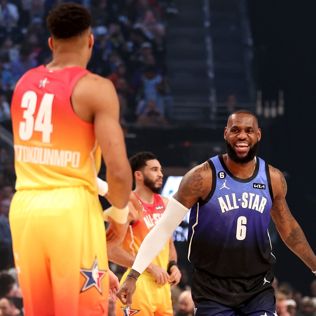 raffyperez111's tweet photo. El que ve los equipos del #NBAAllStar nota que el uniforme de #RD pal #ClasicoMundialDeBeisbol estaba adelantado al tiempo @ElNaguero11 @YancenPujols  @bolivarvalera @mananerord https://t.co/rwn6fOK6Pe
