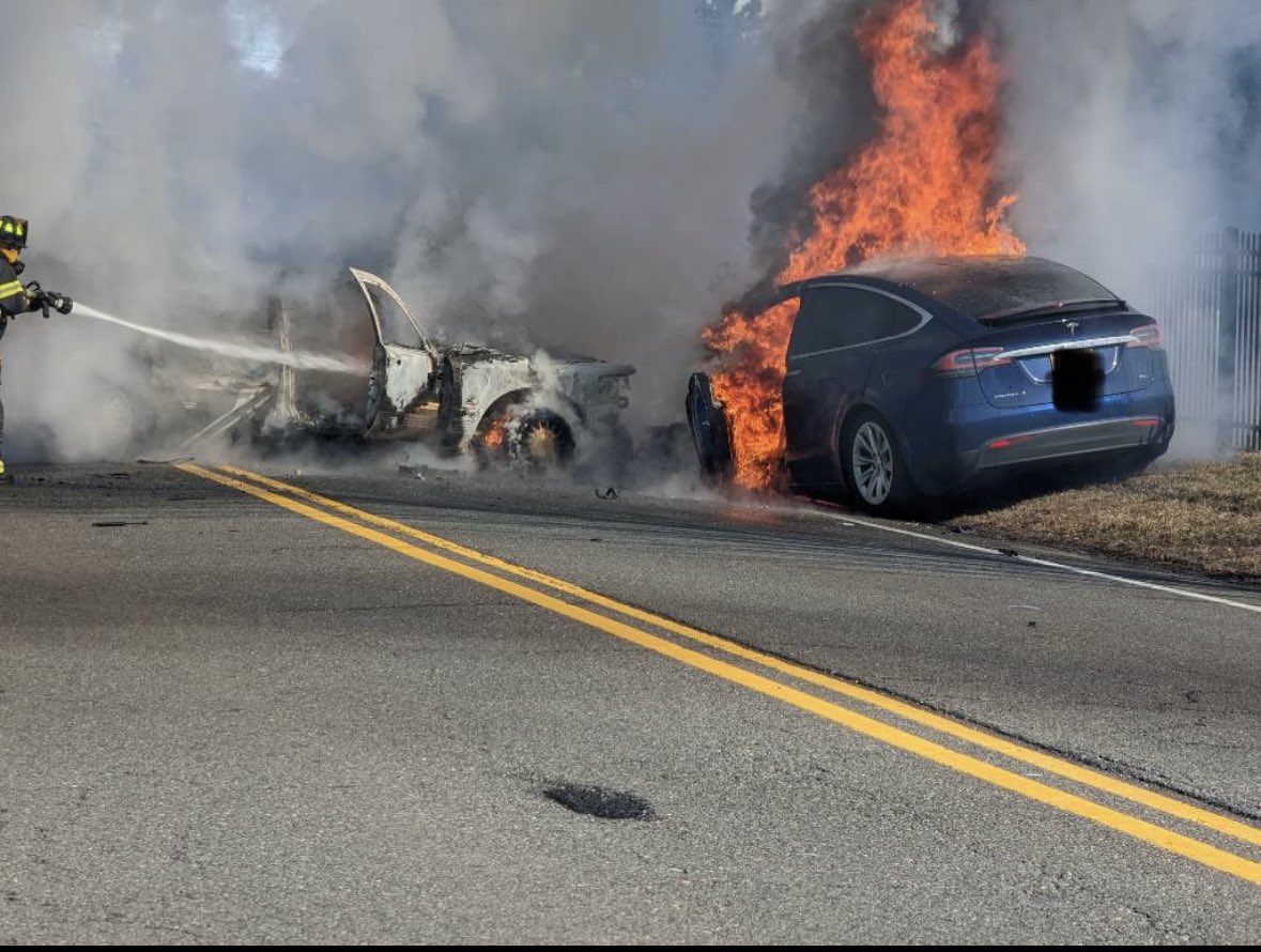 BDmoney0's tweet photo. Last Monday, @Tesla's FSD saved my mother's life, avoiding a wrong way driver and reducing the the impact. Sadly, our Model X caught fire due to the Lincoln igniting it. Thank you, @ElonMusk and @woodhaus2 for saving my mom’s life. @BLKMDL3 @DirtyTesLa @jjackbrandt @evafox https://t.co/lTv9ITA9pt