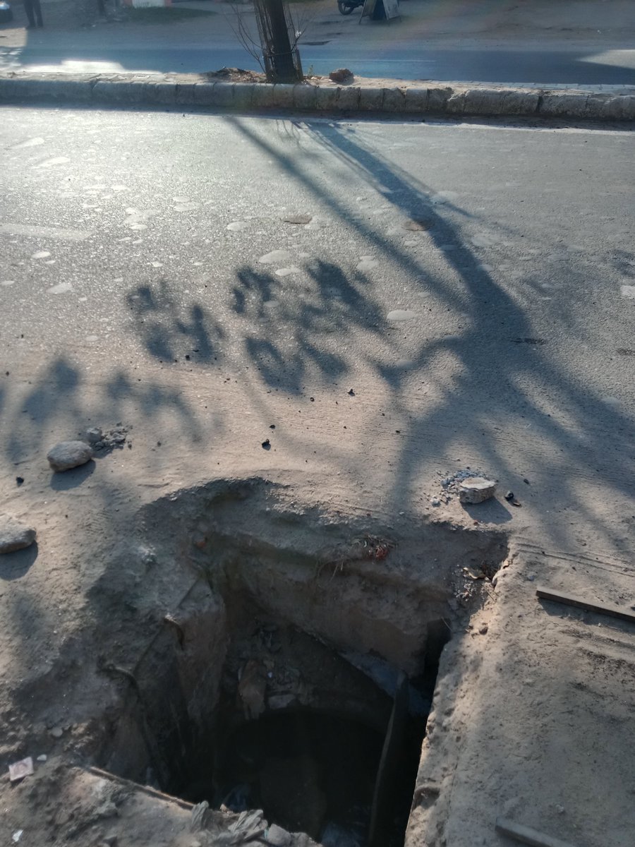 aapkatohid's tweet photo. The main hole is open on the main road since week and no one is bothered to fix it? Kindly fix the problem ASAP @VMCVadodara. It's near Madhunagar Bridge Main Road, opposite Zam Zam Soda shop Gorwa, Vadodara. Contact 9712323786 @keyurrokadia @mpvadodara @abpasmitatv @Zee24Kalak https://t.co/Thhnls5scf