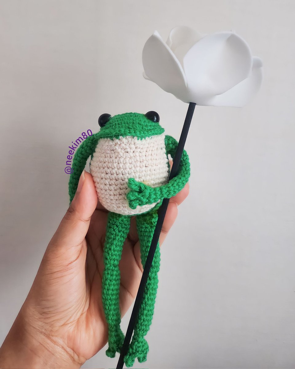 Iriskim0517's tweet photo. Little frog with white rose
#frogdoll #crochet #crochetlove #TikTok #TikTokviral #knittingtopia #KnittingPattern #froggies https://t.co/Q7Pn4AsnH1