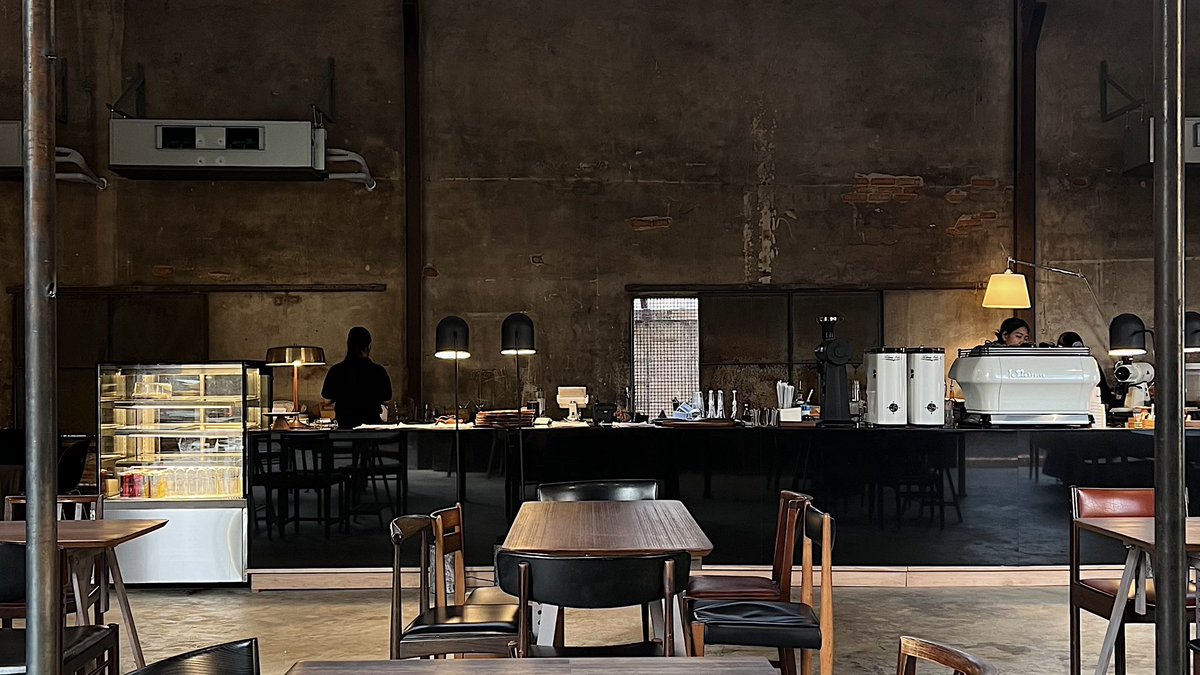 placestwogo's tweet photo. บ้านใหม่ของ Craftsman ที่เปลี่ยนโกดังโรงกลึงเก่ามาให้เป็นทั้งคาเฟ่และโรงคั่วในบริเวณเดียวกัน ร้านเป็นแบบ open air ตกแต่งด้วยไม้เป็นหลัก เข้ากันได้ดีกับสถานที่สุดๆ คือสวยยยยยทุกมุม! มาเช้าๆ บรรยากาศดีมากเลย มีเครื่องดื่ม เบเกอรี่ และอาหารครบ

@aroii #รีวิวคาเฟ่ #PlacestwoGo https://t.co/MsDZDAtnwp