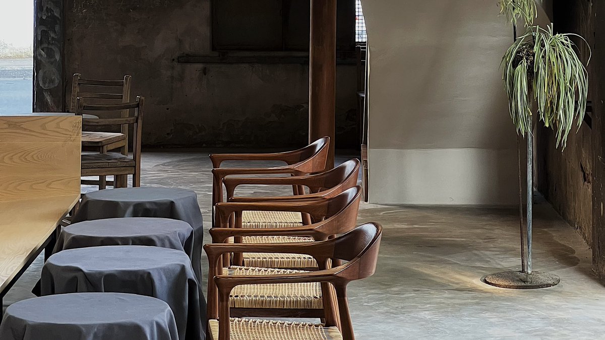 placestwogo's tweet photo. บ้านใหม่ของ Craftsman ที่เปลี่ยนโกดังโรงกลึงเก่ามาให้เป็นทั้งคาเฟ่และโรงคั่วในบริเวณเดียวกัน ร้านเป็นแบบ open air ตกแต่งด้วยไม้เป็นหลัก เข้ากันได้ดีกับสถานที่สุดๆ คือสวยยยยยทุกมุม! มาเช้าๆ บรรยากาศดีมากเลย มีเครื่องดื่ม เบเกอรี่ และอาหารครบ

@aroii #รีวิวคาเฟ่ #PlacestwoGo https://t.co/MsDZDAtnwp