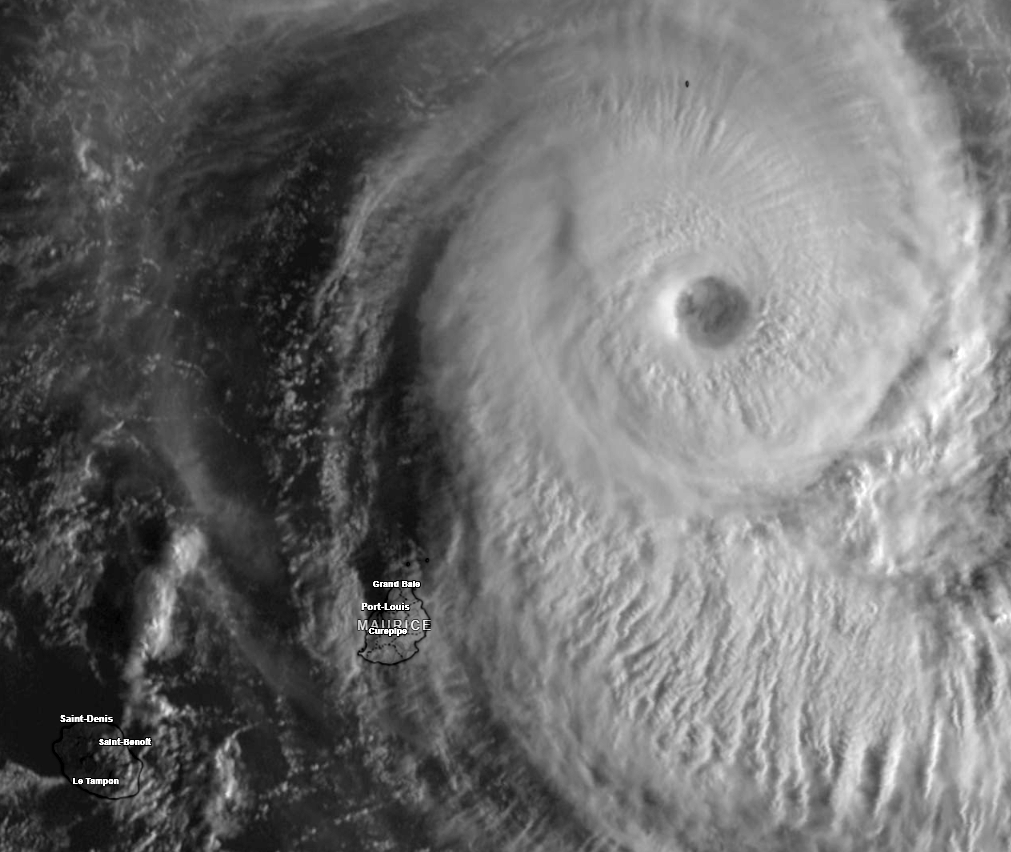 meteoix's tweet photo. [#Cyclone tropical intense #Freddy à 6h45]
Distance de :  
#LaReunion: 550 km
#Maurice: 323 km
#Madagascar: 1178 km
Direction: Ouest-Sud-Ouest
Vitesse: 33.1 km/h
Pression: 940.1 hPa
Vents max: 215 km/h (Rafales ~290 km/h) https://t.co/WVNEF67GVw