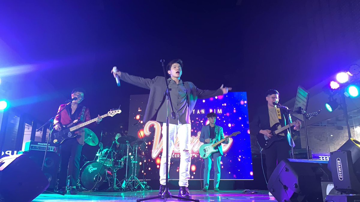 _kayedot_'s tweet photo. Super galing!!!!!! Congrats my idol Francis lim to your successful valentine concert 👏🏻👏🏻👏🏻amazng talaga🔥 https://t.co/INXw2e5uiy