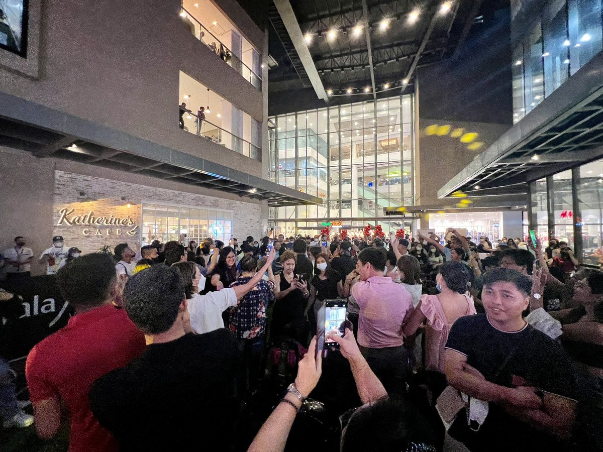 _kayedot_'s tweet photo. Super galing!!!!!! Congrats my idol Francis lim to your successful valentine concert 👏🏻👏🏻👏🏻amazng talaga🔥 https://t.co/INXw2e5uiy