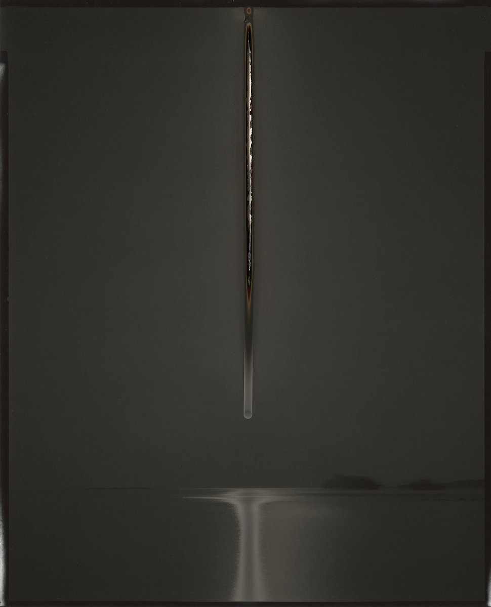 miaforrestphoto's tweet photo. Light drawings, made in-camera. Beautiful inversions of each other. 

1. Sunburned GSP #676, 2013, gelatin silver paper negative, Chris McGraw

2. 'XT1768', archival pigment print, @Reuben_Wu https://t.co/wiEd7zsWJv