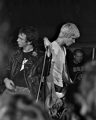 PunkRockStory's tweet photo. Greg Graffin and Jay Bentley performing with Bad Religion in 1982 at the Barn opening for the Dead Kennedys.

Photos by Linda Aronow.

#punk #punks #punkrock #badrelegion #gregraffin #jaybentley #history #punkrockhistory https://t.co/JGVNIXNfrb