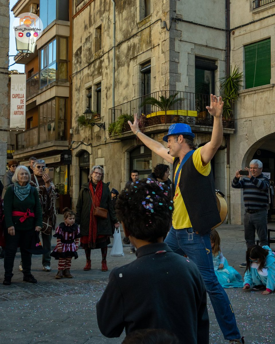 It's Carnaval in Torroella de Montgri! 🥳 This afternoon it was time to dress up and enjoy the show of Jaume Ibars on the main square. 😍 Great to see all the kids singing and dancing along.

#torroellademontgri #costabrava #carnaval #emporda #catalunya ©  #costabravavibes