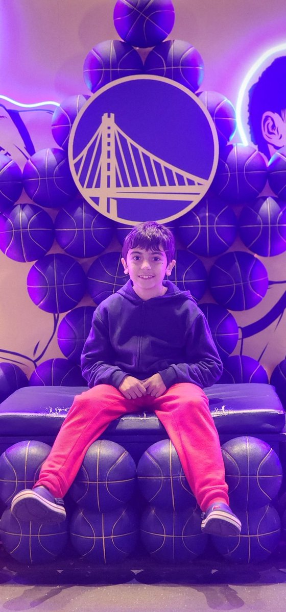LaraCuadrado4's tweet photo. @AndresDenis9 @StephenCurry30 @TeamCurry @ChaseCenter @KingJames @cryptocomarena He is a true warriors fan!! He traveled all the way from Uruguay to watch the game he loves @NBA . Will be truly amazing for him to meet either team @KingJames and @StephenCurry30 https://t.co/bMH9fhcSQz