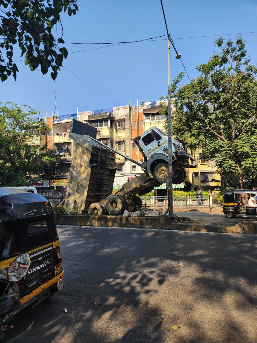 ParikhNiraj's tweet photo. @Optimus on s v road waiting to transform 🤣 @MumbaiPolice https://t.co/cPjOQW1Ass