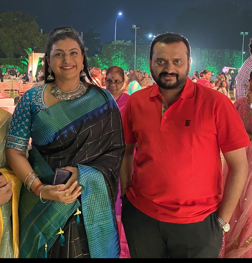 Sir_Jhon_Uncle's tweet photo. Amma naa boothulu tittukoni adi kuda okariki okaru padakalu esthaara ani adigi malli Roja aunty tho nuvvu photo shoot … paiga neethulu https://t.co/htkXiXdLOY