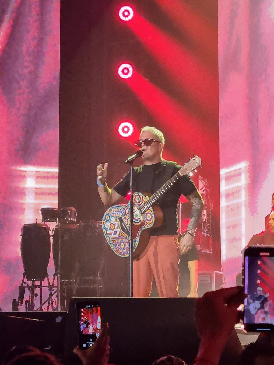 tsimon90's tweet photo. Hay concierto si o que ? @AlejandroSanz Maestro https://t.co/EMevBV62kL